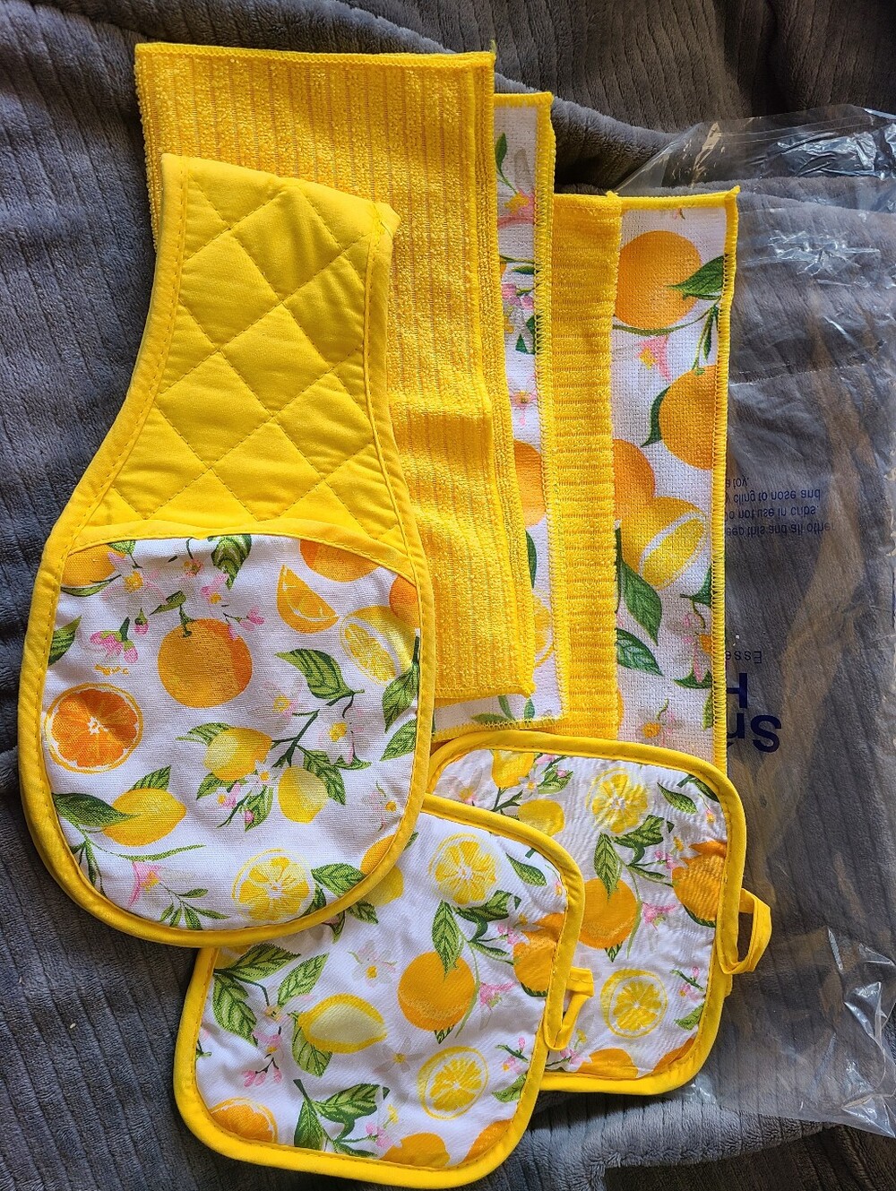 NEW kitchen 7pc linen set: dish towels, cloths, hot pads in yellow fruit print